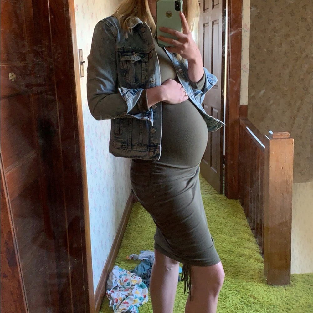 Selling 20/30 maternity pieces of clothing.